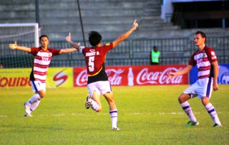 Pattaya United’s Niweat Siriwong, center, celebrates after giving his team the lead at the Army Sports Stadium in Bangkok, Saturday, June 4. (Photo/Ariyawat Nuamsawat)